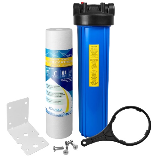 Комплектация фильтра-колбы Big Blue 20: синий корпус, крепежный кронштейн, сервисный ключ для замены и картридж механической очистки.